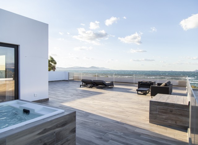 PENTHOUSE SEA VIEW SUITE WITH JACUZZI
