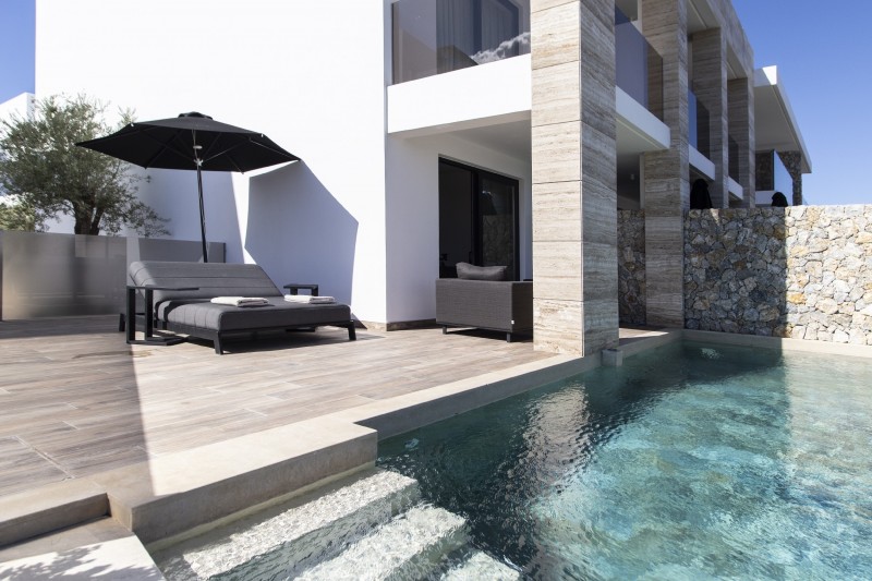 DESIGN SUITES WITH PRIVATE POOL